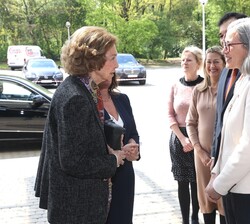 Doña Sofía conversa con las autoridades que la recibieron a su llegada