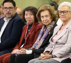 Su Majestad la Reina Doña Sofía junto a Su Alteza Real la Princesa Muna Al Hussein durante la ponencia