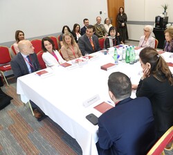 Su Majestad la Reina Doña Sofía atiende a las explicaciones durante el encuentro con algunos científicos