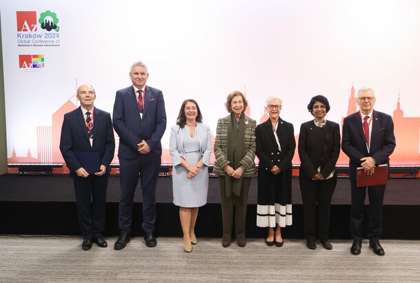 Su Majestad la Reina Doña Sofía junto al Secretario de Estado del Ministerio de Salud de Polonia, los organizadores polacos, la directora ejecutiva  y