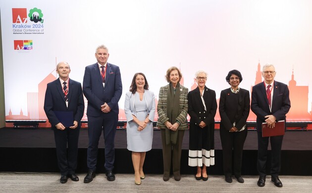 Su Majestad la Reina Doña Sofía junto al Secretario de Estado del Ministerio de Salud de Polonia, los organizadores polacos, la directora ejecutiva  y