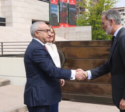 Su Majestad el Rey recibe el saludo del presidente del Comité Olímpico Español (COE), Alejandro Blanco