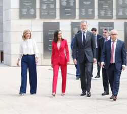 Sus Majestades los Reyes acompañados de las autoridades que les recibieron a su llegada al Comité Olímpico Internacional