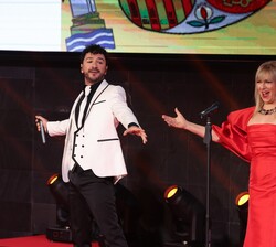 Interpretación de la canción "Barcelona 92" por la soprano Pilar Jurado y el cantante Momo Cortés
