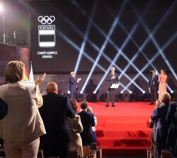 Entrega a Su Majestad el Rey de un diploma conmemorativo de Su participación en los Juegos Olímpicos de Barcelona 92