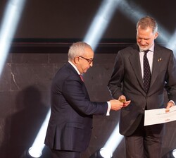Su Majestad el Rey recibe de manos del presidente del COE el diploma conmemorativo de Su participación en los Juegos Olímpicos de Barcelona 92