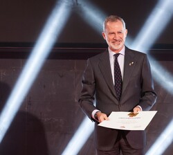 Don Felipe con la medalla y el diploma acreditativo de Su participación en los Juegos Olímpicos de Barcelona 92