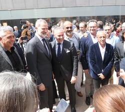 Don Felipe conversa con algunos de los homenajeados en el Comité Olímpico Español