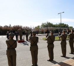 Su Majestad el Rey recibe Honores a cargo de un piquete