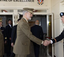 Su Majestad el Rey recibe el saludo de los representantes de las doce naciones que forman parte del Centro