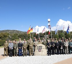 Fotografía de grupo de Su Majestad el Rey junto a las autoridades que le han recibido y le acompañan