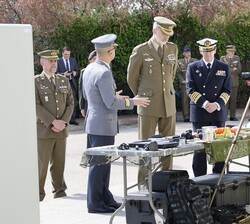 Su Majestad el Rey durante su recorrido por las exposiciones en la que recibió información sobre los materiales