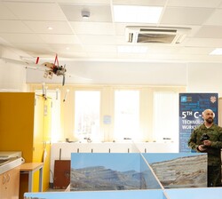 Don Felipe observa un dron que puede transportar explosivos