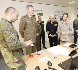 Su Majestad el Rey durante su visita al Centro de Excelencia contra Artefactos Explosivos Improvisados (C-IED COE)