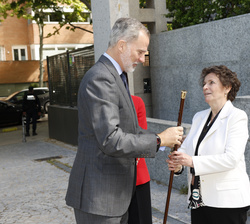 Su Majestad el Rey recibe el Bastón Rectoral de manos de la rectora de CUNEF Universidad, Ana I. Fernández