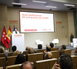 Su Majestad el Rey en primera fila de asientos durante la intervención de la rectora de CUNEF Universidad
