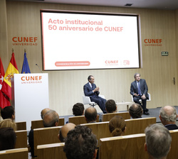 Don Felipe durante el dialogo sobre la sociedad digital, nuevas tecnologías y filosofía, entre el director de la Cátedra de la Ejemplaridad de CUNEF y