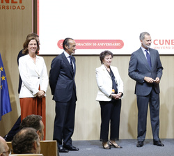 Fotografía de grupo en el escenario de Su Majestad el Rey con la ministra de Ciencia, Innovación y Universidades y la dirección de CUNEF Universidad