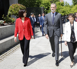 Su Majestad el Rey acompañado de la ministra de Ciencia, Innovación y Universidades, Diana Morant y la rectora de CUNEF Universidad, Ana I. Fernández,