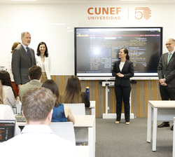 Su Majestad el Rey en la clase de Finanzas Corporativas