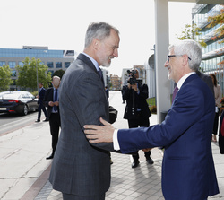 Su Majestad el Rey es recibido por el consejero delegado de Santander España, Ángel Rivera