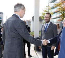 Su Majestad el Rey es recibido por el presidente de la Cámara de Comercio de España, José Luis Bonet