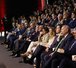 Su Majestad el Rey en primera fila de asientos acompañado del ministro de Economía, Comercio y Empresa Carlos Cuerpo y el presidente de la Cámara de C