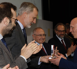Su Majestad el Rey entrega el Accésits de Formación y Empleo a Marc Mundó, consejero delegado de VERA (Gurbtec Iguana Telecom)