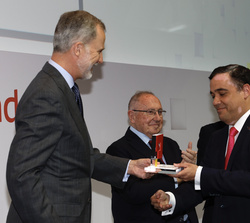Su Majestad el Rey entrega el Accésits de Empresa Responsable a Francisco Carro, consejero delegado de Tresca Ingeniería
