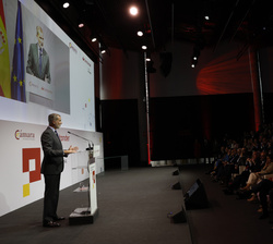 Don Felipe dirige unas palabras durante el acto