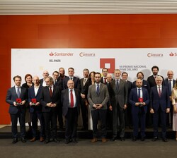 Fotografía de grupo de Su Majestad el Rey con los con los premiados y finalistas