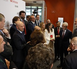Don Felipe conversa con los premiados y finalistas