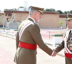 El Rey recibe el saludo del Jefe de Estado Mayor del Ejército de Tierra, Amador Fernando Enseñat y Berea