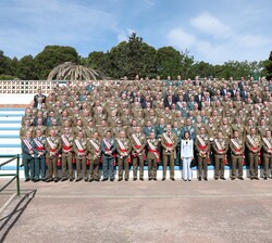 Sus Majestades los Reyes con la XLIV Promoción en las gradas del campo de