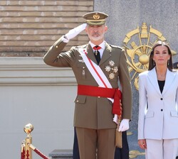 Honores militares con salvas en el Patio de Armas de la Academia General Militar