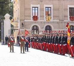Revista a las tropas de Su Majestad el Rey, acompañado por el jefe de Estado Mayor del Ejército, el jefe del Cuarto Militar y el oficial que manda la 