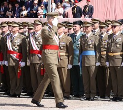 Don Felipe durante la revista a las tropas