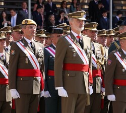 Su Majestad el Rey en formación junto a sus compañeros de la XLIV Promoción de la Academia General Militar