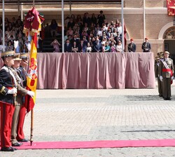 El Rey se acerca a la Bandera