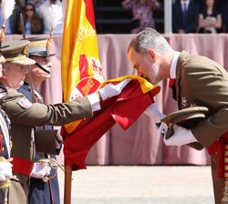 Su Majestad el Rey besa la Enseña Nacional en señal de juramento