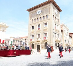 Desfile de los componentes de la Academia General Militar ante Sus Majestades los Reyes