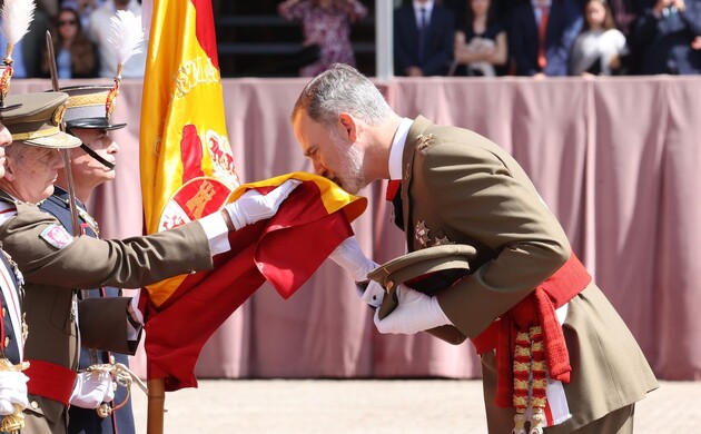 Su Majestad el Rey besa la Enseña Nacional en señal de juramento