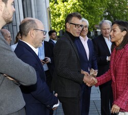 Su Majestad la Reina recibe el saludo del director general de la FPdGI, Salvador Tasqué