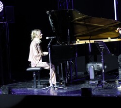 Jóvenes participantes en el concierto “EmociónArte” durante su actuación