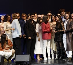 Doña Letizia conversa con los artistas participantes en el concierto