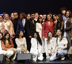 Doña Letizia, acompañada de los artistas participantes en el concierto