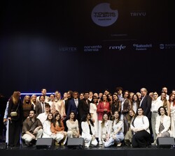 Su Majestad la Reina, al término del concierto “EmociónArte” junto a los artistas participantes en el mismo