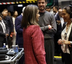 Su Majestad la Reina saludó al equipo técnico participante en el concierto