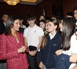 Su Majestad la Reina conversa con jóvenes asistentes al concierto