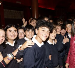 Su Majestad la Reina junto a jóvenes asistentes al concierto